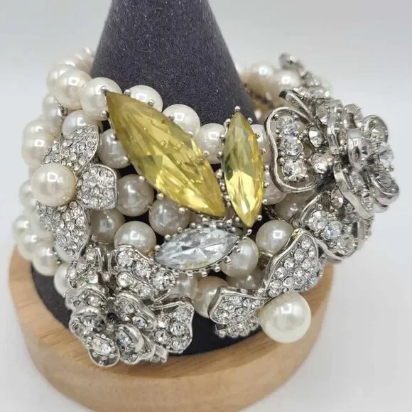 Betsey Johnson Stunning Clear Crystal Flower Pearl Bracelet NWOT! - Picture 1 of 14
